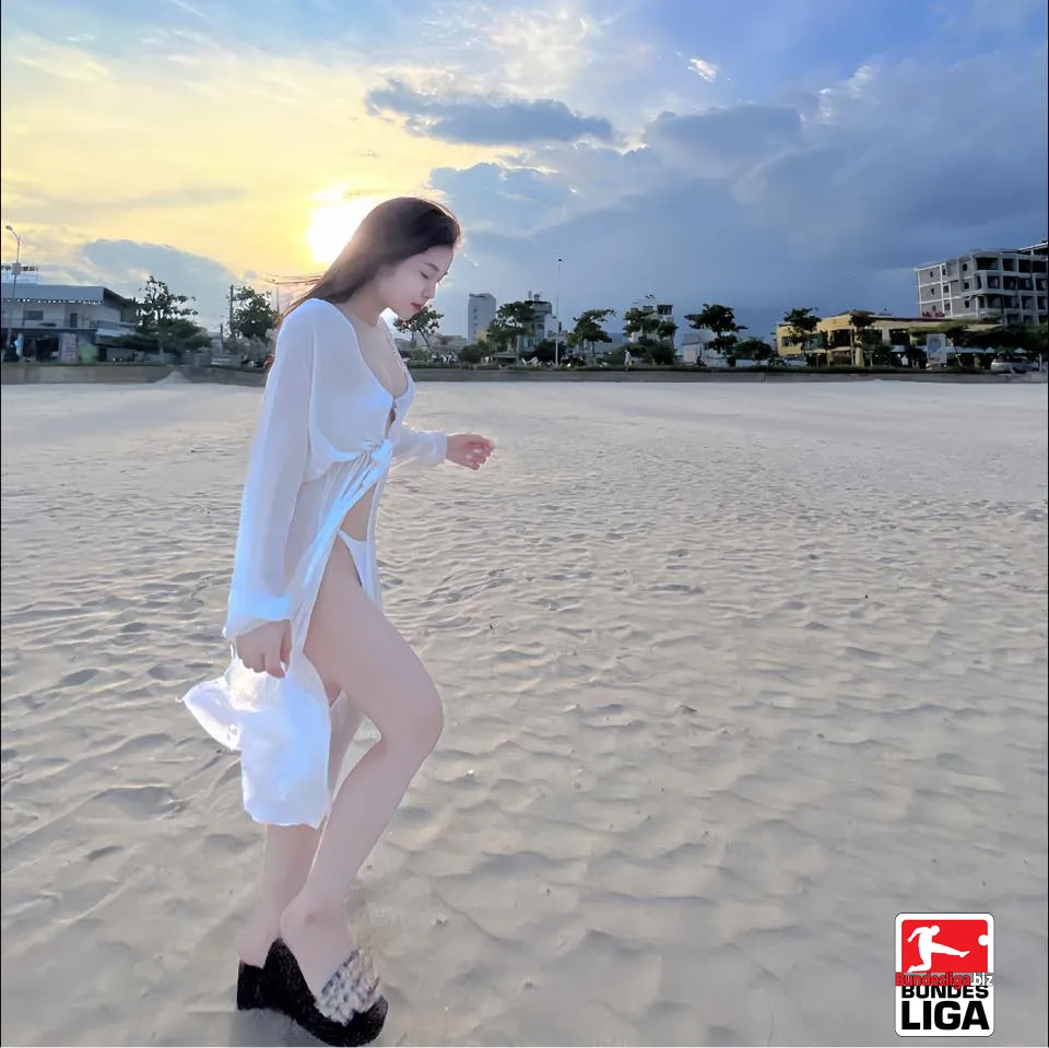 Ảnh gái xinh 2k7 khoe hàng với bikini trắng ở biển